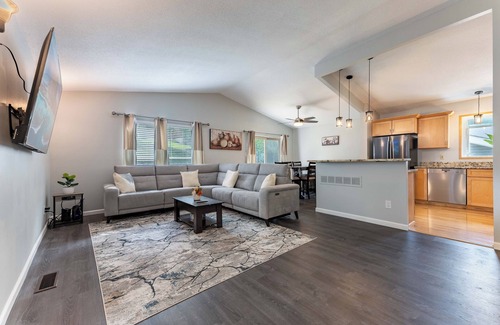 Ballwin House | Perfect Getaway 3BR/3BA Entire Home with Free Parking