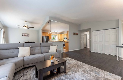 Ballwin House | Perfect Getaway 3BR/3BA Entire Home with Free Parking