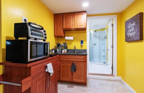 Newton Center House | Perfect Getaway in Historic NewtonHighland (CDC Safe)