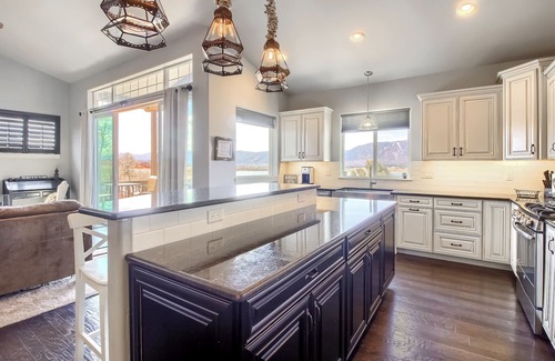 Monument House | Perfect Lake and Mountain Views! Last minute special pricing for September!