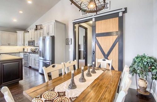 Monument House | Perfect Lake and Mountain Views! Last minute special pricing for September!