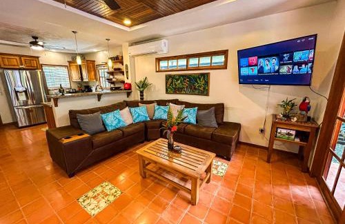 Dominical House | Perfect Location! Beach & Market 100m Away