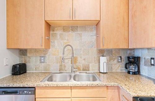 Brookhollow Apartment | Perfect Location/Resort Style Pool/Fast Wi-Fi
