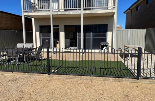 Yarrawonga House | Perfect location to stay with the Family or Family's. Close to boat ramp.