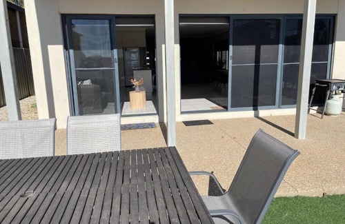 Yarrawonga House | Perfect location to stay with the Family or Family's. Close to boat ramp.