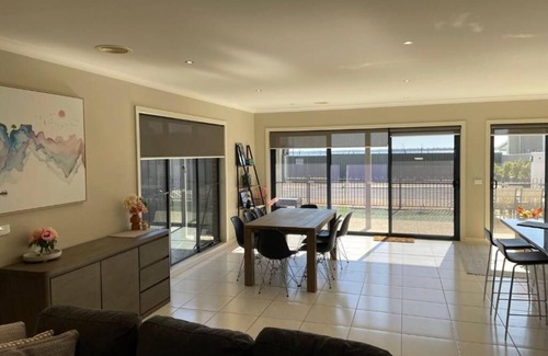 Yarrawonga House | Perfect location to stay with the Family or Family's. Close to boat ramp.