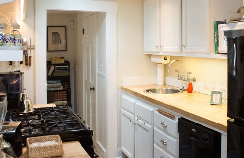 Lower State House | Perfect luxury getaway two blocks from Oldtown State Street!