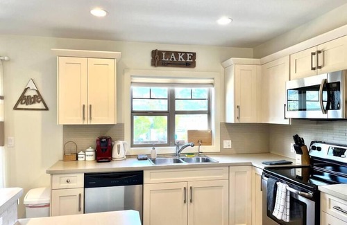 East Kootenay House | Perfect Mt. View Townhouse | Garage | Deck | BBQ