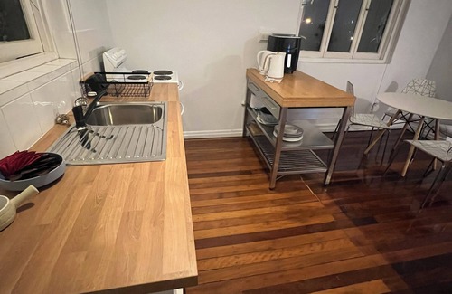 Paddington Apartment | Perfect Position in Paddington walk to Suncorp Restaurants Train and city cat