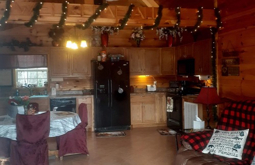 Westpoint Cabin | Perfect Privately Located Honeymoon Cabin on the Creek with Jacuzzi