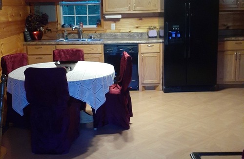Westpoint Cabin | Perfect Privately Located Honeymoon Cabin on the Creek with Jacuzzi