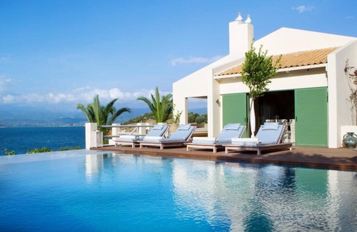 Amfilochia Villa | Perfect retreat for large families and groups of friends.