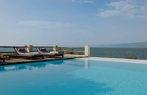 Amfilochia Villa | Perfect retreat for large families and groups of friends.
