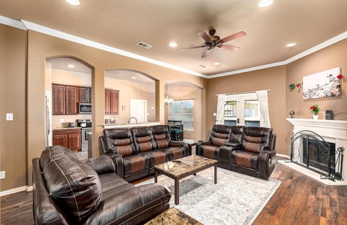 Forney House | Perfect Stay in Ranch-like House w Huge Backyard!