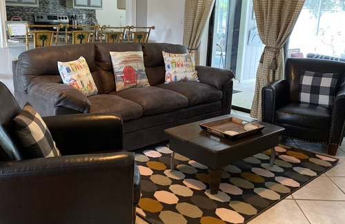 Englewood South House | Perfect vacation home for your family is now open to guests 7 min to the beach