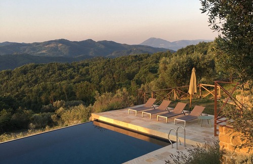 Carpini Villa | Perfect villa in Umbria stunning private infinity pool, superb views, sleeps 12