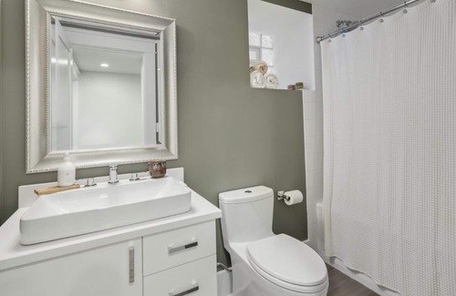 North Center Apartment | Perfect weekend getaway 2BR 2BA Apartment near Wrigley Field
