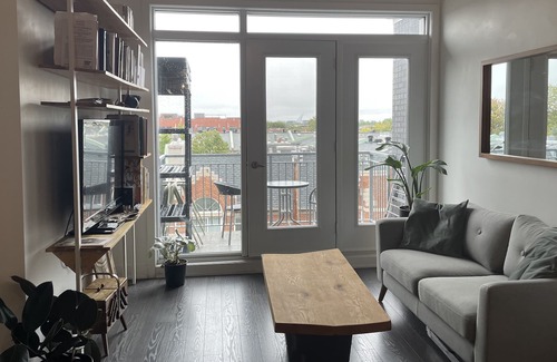 Mile End Apartment | Perfectly Located + Pool with a View