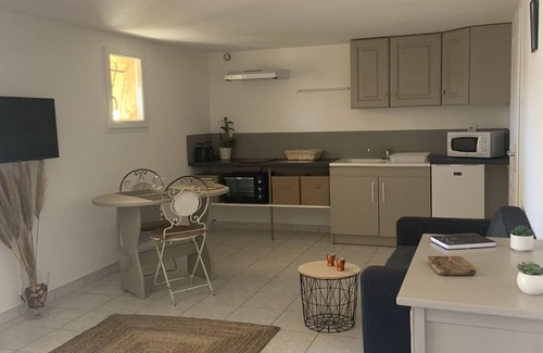 Champcevinel Apartment | PERIGUEUX CHAMPCEVINEL DORDOGNE STUDIO SWIMMING POOL.