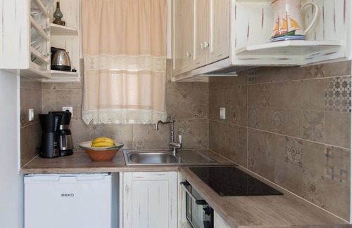 Apollonia Hotel | Peristeronas House