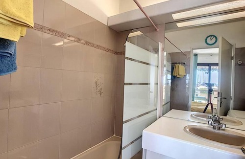 Mandelieu-la-Napoule Beach Apartment | Perle rare 2 pièces au pied de la plage et piscine résidence