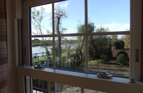 Gloucester House | Pershbrook Cottage & Garden on the River Severn.