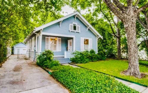 Mahncke Park House | Pershing Place: Historic home with heated spa/pool by Zoo, Pearl, Golf, Witte