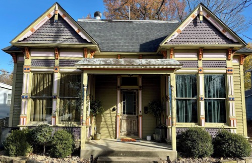 Yates Center Cottage | Pet & Family Friendly Cottage w/Nature Views in Yates Center - Fire Pit & Grill