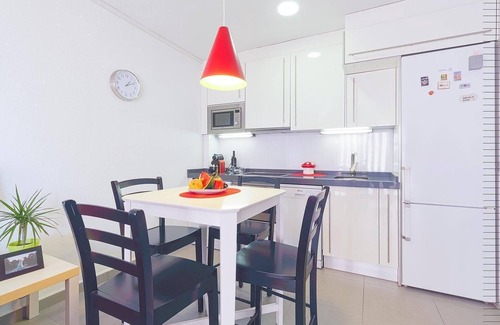 El Moncayo Apartment | Pet-Friendly Apartment 'Seaview Modern Beach' with Sea View