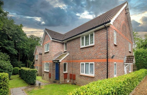 Southgate Apartment | Pet Friendly 1-Bedroom Corporate Apartment in Peaceful Crawley with Free Parking
