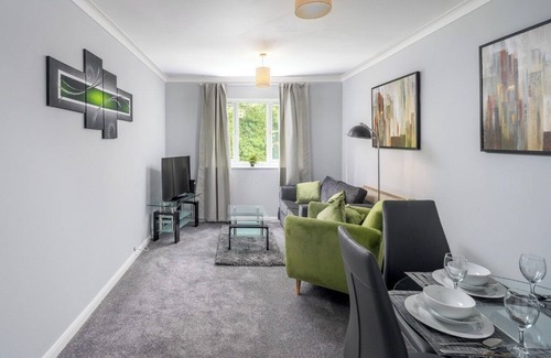 Southgate Apartment | Pet Friendly 1-Bedroom Corporate Apartment in Peaceful Crawley with Free Parking