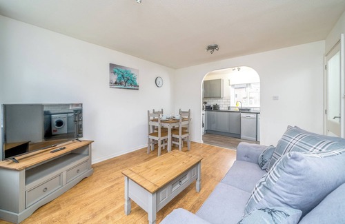 Maidenbower Apartment | Pet-Friendly 1-Bedroom Apartment in Crawley