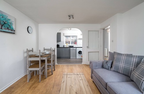 Maidenbower Apartment | Pet-Friendly 1-Bedroom Apartment in Crawley