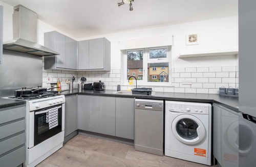 Maidenbower Apartment | Pet-Friendly 1-Bedroom Apartment in Crawley