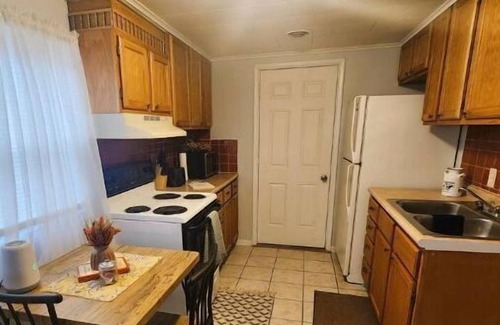 Hamilton Apartment | Pet-Friendly 1BR Suite, Walk to Quilt Co, Travel Nurse Ready, Wi-Fi + Kitchen
