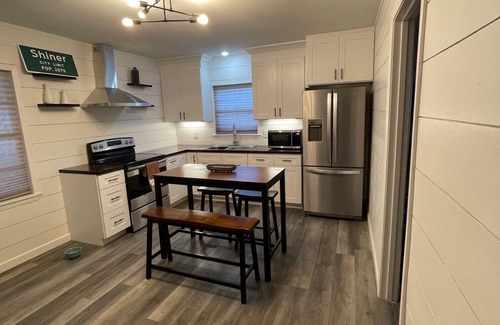 Shiner House | Pet friendly 2/1 home - 1 block to downtown Shiner