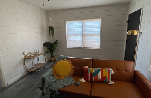 Shiner House | Pet friendly 2/1 home - 1 block to downtown Shiner