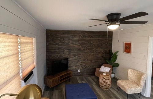 Shiner House | Pet friendly 2/1 home - 1 block to downtown Shiner