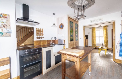 Titchfield Cottage | Pet friendly 2 Bed House Titchfield Village Centre