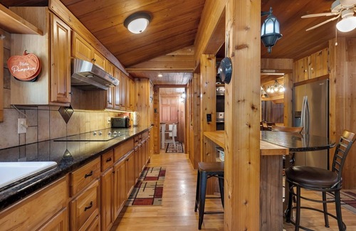 Skippers Cottage | Pet-friendly 3BR Lake House Firepit + Pier