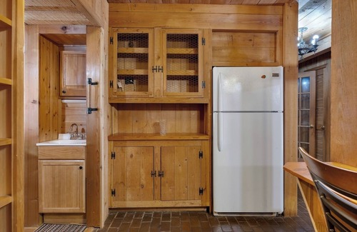 Skippers Cottage | Pet-friendly 3BR Lake House Firepit + Pier