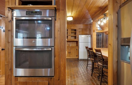 Skippers Cottage | Pet-friendly 3BR Lake House Firepit + Pier