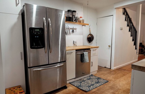 Norris Square House | Pet Friendly 4-bedroom house for Corporate Stays