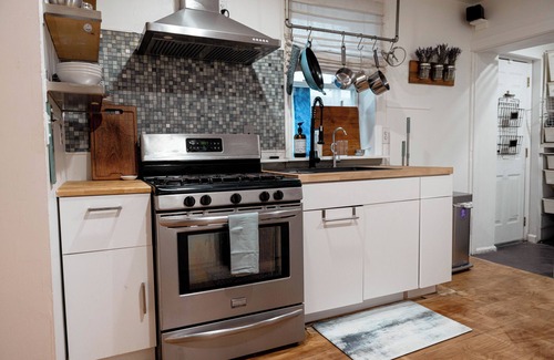 Norris Square House | Pet Friendly 4-bedroom house for Corporate Stays