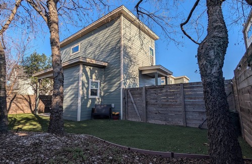 St. Johns House | Pet-Friendly ATX International House