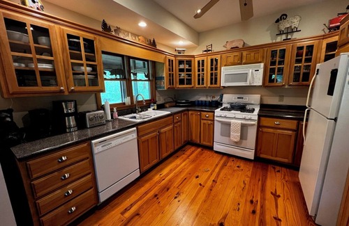 Suches Cabin | Pet Friendly Blue Ridge Mountain Cabin on the Toccoa River