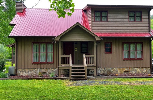 Suches Cabin | Pet Friendly Blue Ridge Mountain Cabin on the Toccoa River