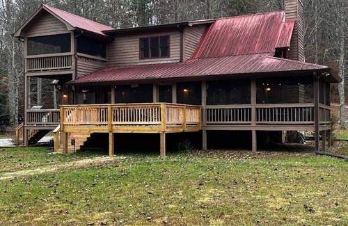 Suches Cabin | Pet Friendly Blue Ridge Mountain Cabin on the Toccoa River