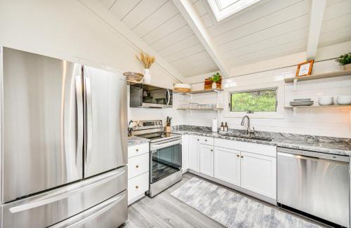 Buxton House | Pet-Friendly Buxton Home with Balcony, 2 Mi to Beach
