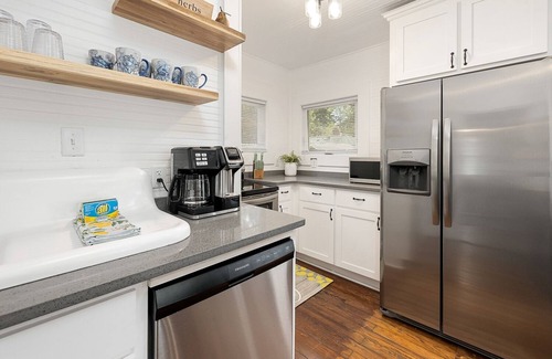 Saint Simons Island Cottage | Pet Friendly Cottage! One short block to beach! Walk to shops and dining!